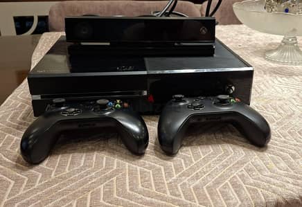 Xbox One 500GB + 2 Original Controllers + Kinect