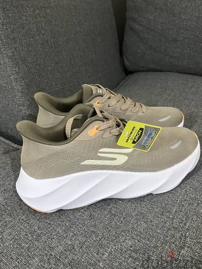 كوتشى skechers لون بنى جديد لم يستخدم