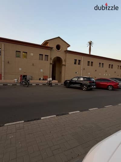 فرصة للبراندات محل للايجار بالسوق الشرقي تشطيبات سوبر لوكس 90 متر دورين بموقع استراتيجي في الرحاب التجمع الاول القاهرة الجديدة