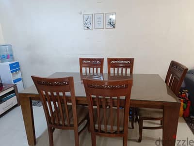 طاولة سفرة مع ٦ كراسي