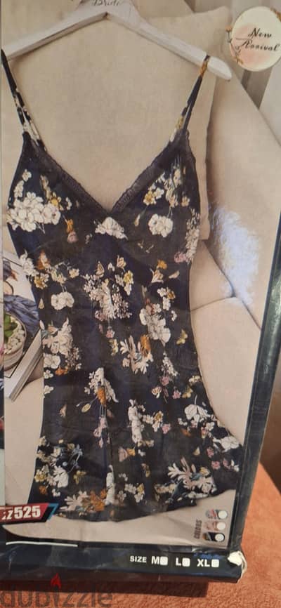 فستان نوم ستان راقي بنقشة ورود ناعمة من Lorenzo Lingerie.
