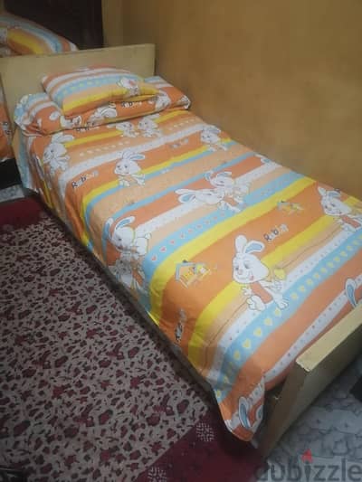 سرير حديد بالمرتبه والمخدات