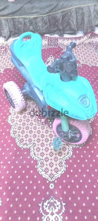 عجله طفل  سن ٦سنين  مستعمله البيع لعدم الحاجه  ت ٠١٢٧٠٦١٩٨٩٤