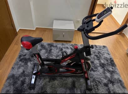 Indoor bike   عجلة رياضية مستعملة للبيع بحالة ممتازه