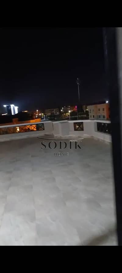 روف للبيع في مدينة العبور الحي السادس فيلات أرقى وأميز أحياء العبور بالقرب من مول كابيتال بلازا بمساحة ممتازة 450 متر متقسم شقة 250 متر وتراس 200 متر