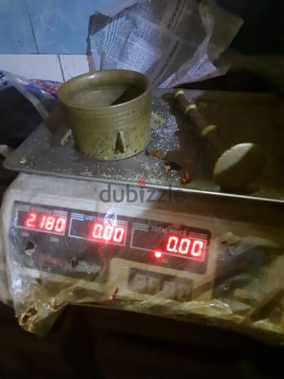 هون نحاس اصفر  متوسط الحجم وزنه ٢ كيلو و١٨٠ جرام
