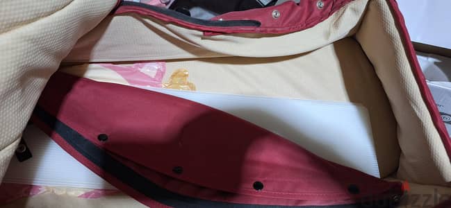حقيبة كريكوت قماشية محمولة لحديثي الولادة باللونين العنابي والبيج