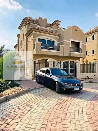 At the lowest price in the market, I'm selling this villa for immediate receipt in La Vista El Shorouk, ready for inspection starting tomorrow.