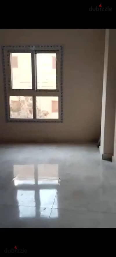 Duplex for rent in Al-Miraj City, in a prime location. Area: 300 sq mConsists of 5 bedrooms, 3 bathrooms, 2 kitchens, and a large terrace. Fourth and fi