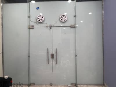 للبيع باب زجاج سيكوريت كامل بحالة ممتازه