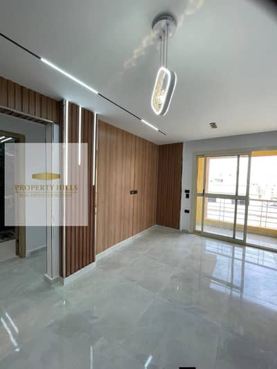 Fifth Square apartment ready for immediate delivery at a very special discount, fully furnished with air conditioning and an open view, ready with key.