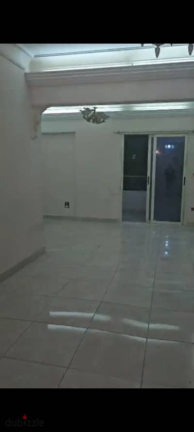 شقه للايجار الفاضي قانون جديد بموقع متميز جدا بزهراء المعادي مطلة على شارع الخمسين الرئيسي بالقرب من استرب 1 مول ومول الخمسين بالقرب من جميع الخدمات والمواصلات وكارفو الدائري