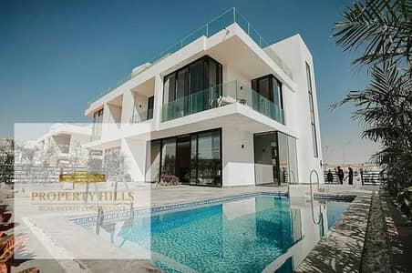 villa for sale in Zomra Compound on North 90th Street, directly wall-to-wall with Al Marasem and Palm Hills, in the heart of Golden Square.