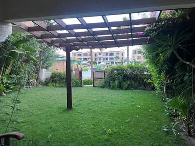 شاليه ارضي بالجنينه على البيسين والاكوا وقريب من البحر مكيف