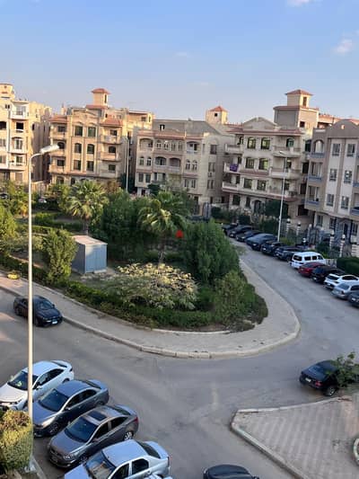 بسعر مميز جداً  أقل من سعر السوق بنص مليون للتمليك بالشيخ زايد  الحي الثامن – المجاورة الأولى   ⏱ دقيقة واحدة من ميدان الأفق    شقة 160م بموقع مميز جدًا    3 غرف نوم    حمام   و ريسبشن و مطبخ تشطيب الترا لوكس