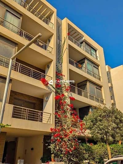 Immediate occupancy in the heart of New Cairo, apartment with a landscape view, excellent location near the American University in Cairo (AUC).