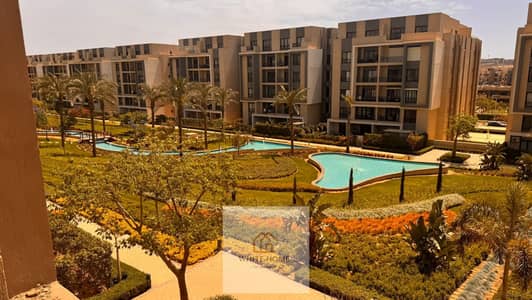 شقة فاخرة للإيجار في كمبوند فيفث سكوير المراسم