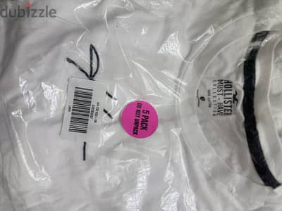 A pack of 5 hollister t-shirts 5 colours