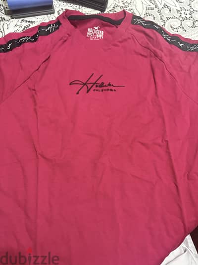 A pack of 5 hollister t-shirts 5 colours