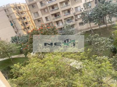 For sale in Madinaty, a 106 sq m apartment with 3 bedrooms and 2 bathrooms, finished by a company, with a garden view, on the third floor. A prime and