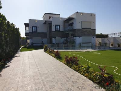 فيلا ٨٠٠م فاخر للبيع بكنيج مرويط