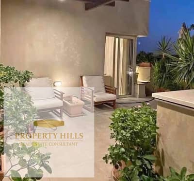 A great deal on a rooftop villa with installments over 12 years in a compound featuring the largest golf courses in Egypt, opposite Madinaty.