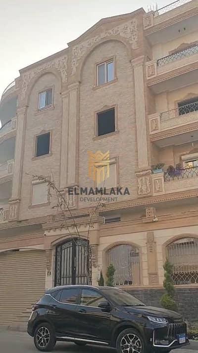 Zayed Heights, in a prime location on the main street between the two gates, close to all services and amenities, with easy access to the hubs and main roads.