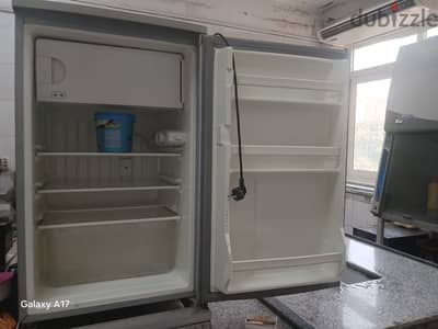 ثلاجه صغيره مينى بار بحاله فوق الممتاز