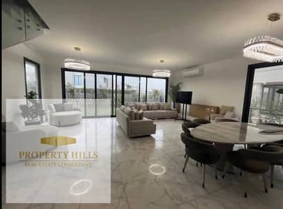 A stunning villa with a garden, available for purchase in installments over 12 years in a compound featuring one of the largest golf courses in Egypt, opposite Madinaty.
