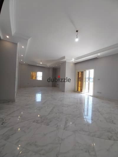 For lovers of luxury and the distinctive location, a 180-meter apartment directly on the Northern Ninety with a kitchen for rent