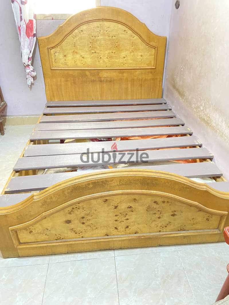 سرير خشب بحالة ممتازة 2