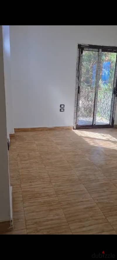 Duplex for sale in a prime location in Sheikh Zayed (District 7, Neighborhood 3). A two-level duplex (ground and first floors) spanning 440 sqm, featuring a private 420 sqm garden. Layout: 6 rooms, 3 bathrooms, a spacious reception area, and a kitchen. Su