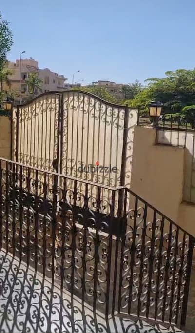 Duplex for rent in Sheikh Zayed, District 7 (Neighborhood 3). Two-level duplex (ground and first floors), 440 sqm, with a 420 sqm private garden. Features: 6 rooms, 3 bathrooms, a large reception area, and a kitchen. Super-lux finish.