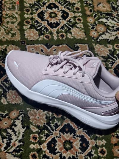 للبيع كوتشي PUMA حريمي أصلي وارد ألمانيا. . خفيف جدا في الرجل مقاس 40.5
