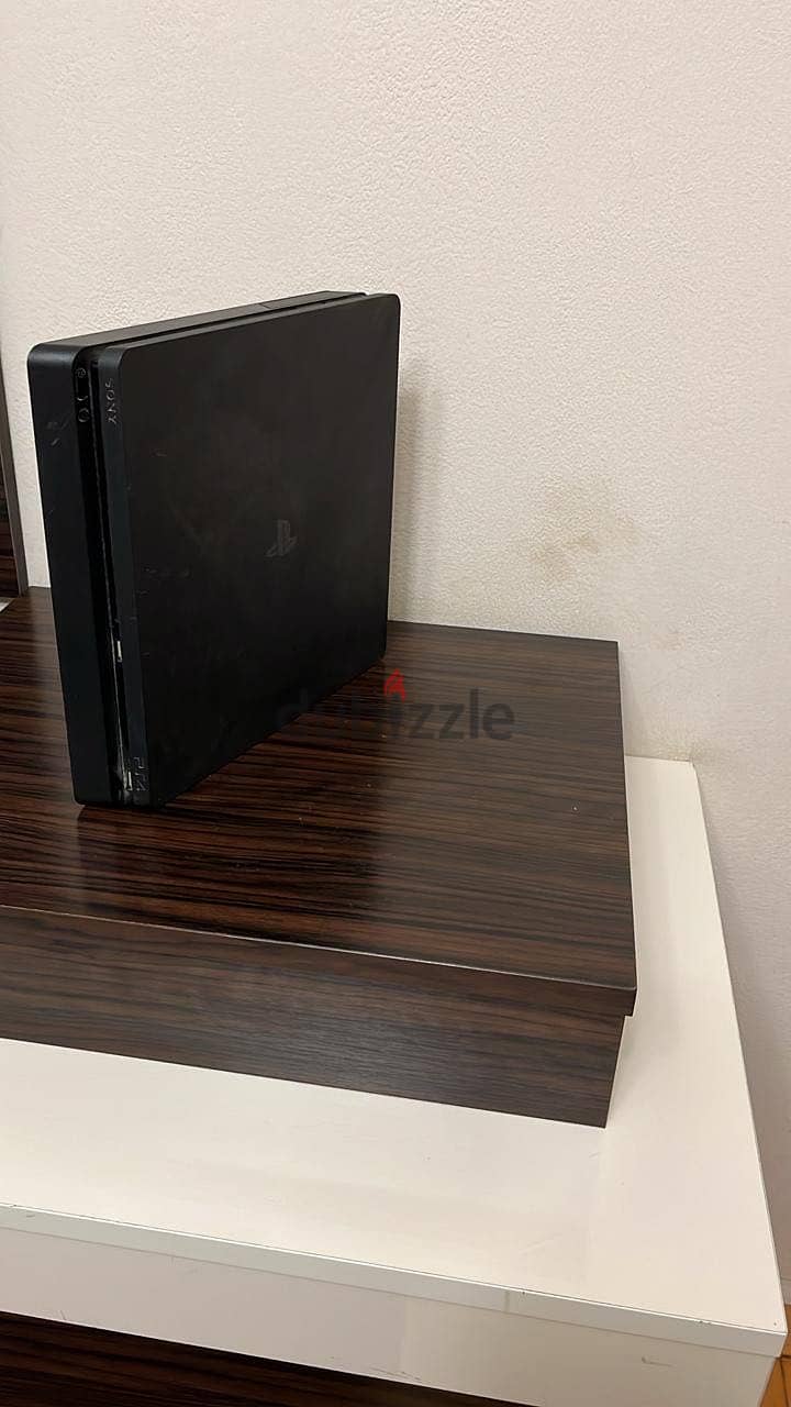 Play station 4 slim 1