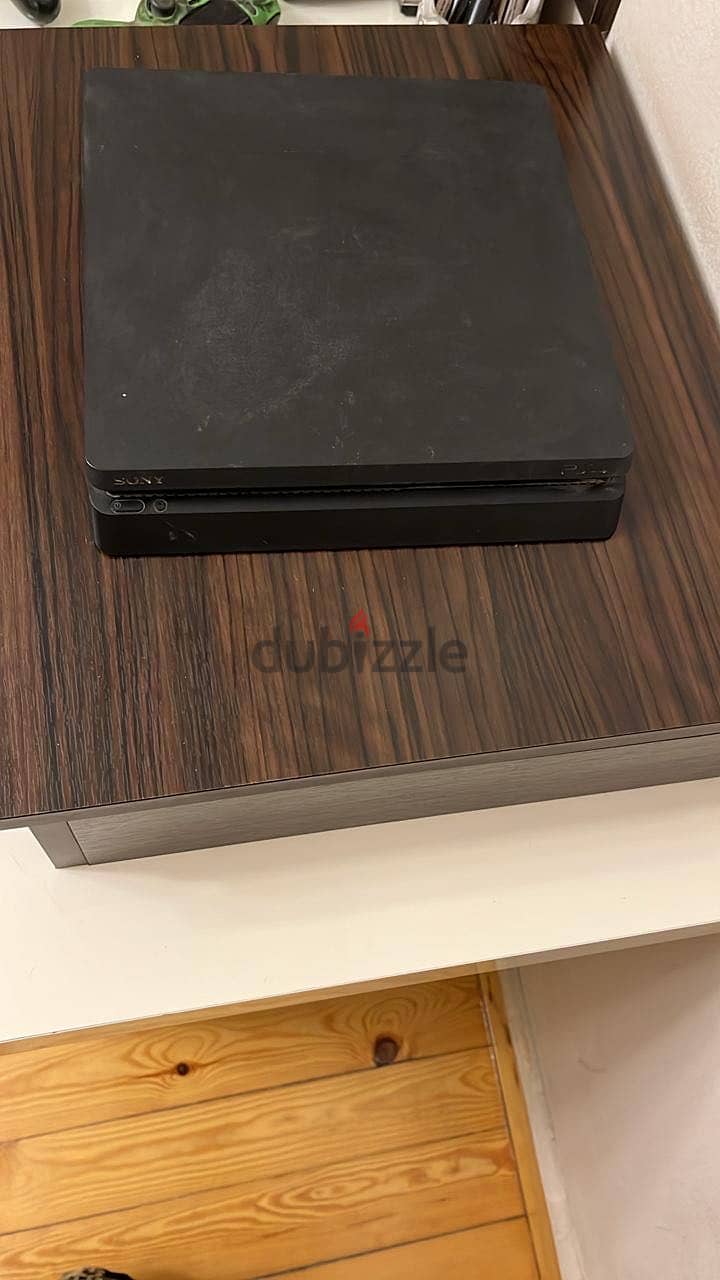 Play station 4 slim 3