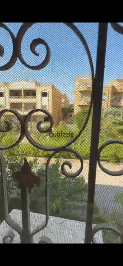 شقه لقطه في مكان مميز جدا استلام فوري علي المفتاح متشطبه وجاهزه ١٨٥ متررر / الحى الرابع ڤيلات ف مدينه العبور / على خط ١٠ الرئيسى /