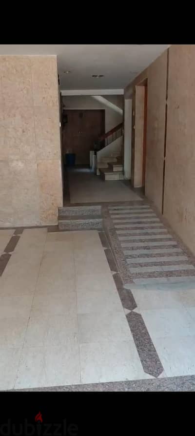 شقه للبيع مساحه ١٥٠م عماره جديده  بشيراتون المطار