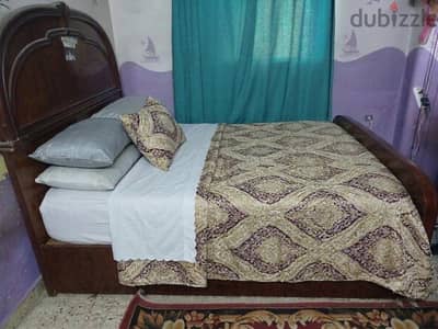 سرير زان  بحاله ممتازه للبيع بالمرتبة والمخدات
