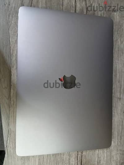 للبيع MacBook Air M1 بحالة جيدة ويعمل بكفاءة