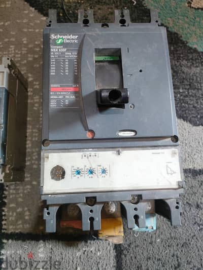 قواطع كهرباء Schneider Electric مستعملة (NSX630F 630A + NS100)