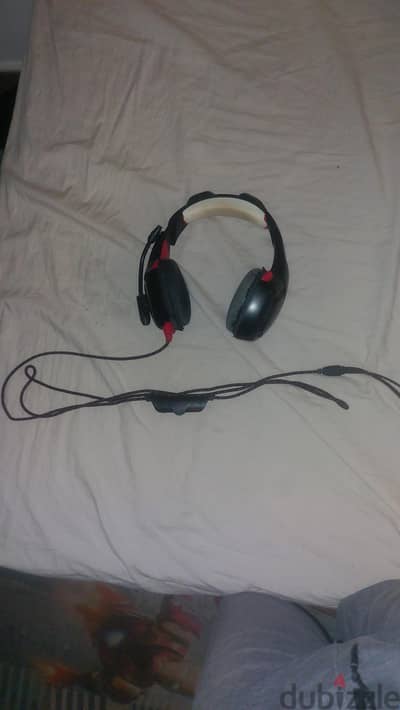 head phone استعمال حاله متوسطه شغاله زي الفل مشكلتها جلدها متقشر بس