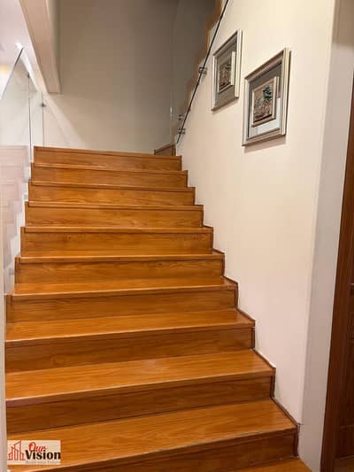 Jewar penthouse.  BUA 270 m2 in addition to 80 m2 private roof area. 1st floor consists of 2 master bedrooms, 2 balconies, 1 guest rest room, kitchen,