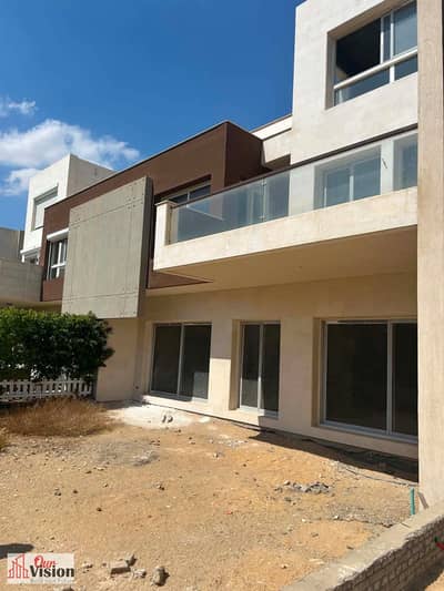 Townhouse for sale in Solya, opposite New Giza. Land area 300 sq m, built-up area 385 sq m. 6 bedrooms, 5 bathrooms, nanny's room with bathroom. Semi-
