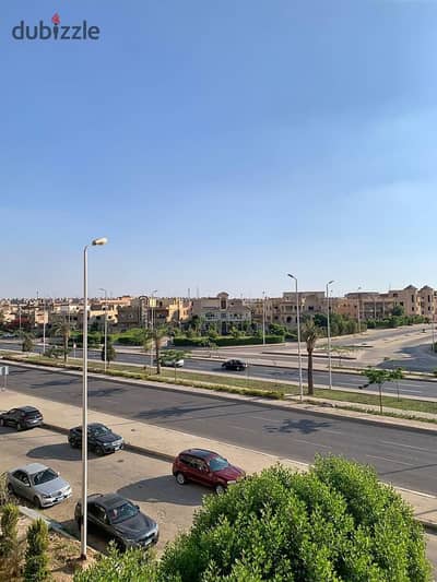 مكتب إداري واجهة على الشارع الرئيسي في مول فارا بلازا في الشيخ زايد