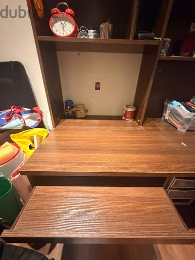 wooden desk with keyboard drawer مكتب خشب بدرج كيبورد حاله ممتازه