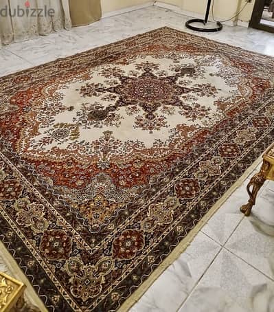 Red & beige carpet 3.5 m x 2.5 m
