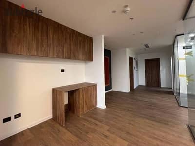 مكتب متشطب و مفروش بالكامل استلام فورى للبيع في موقع مميز جداً داخل محور بلازا (Mehwar Plaza) مباشرة على محور 26 يوليو، بالقرب من نادي وادي دجلة.