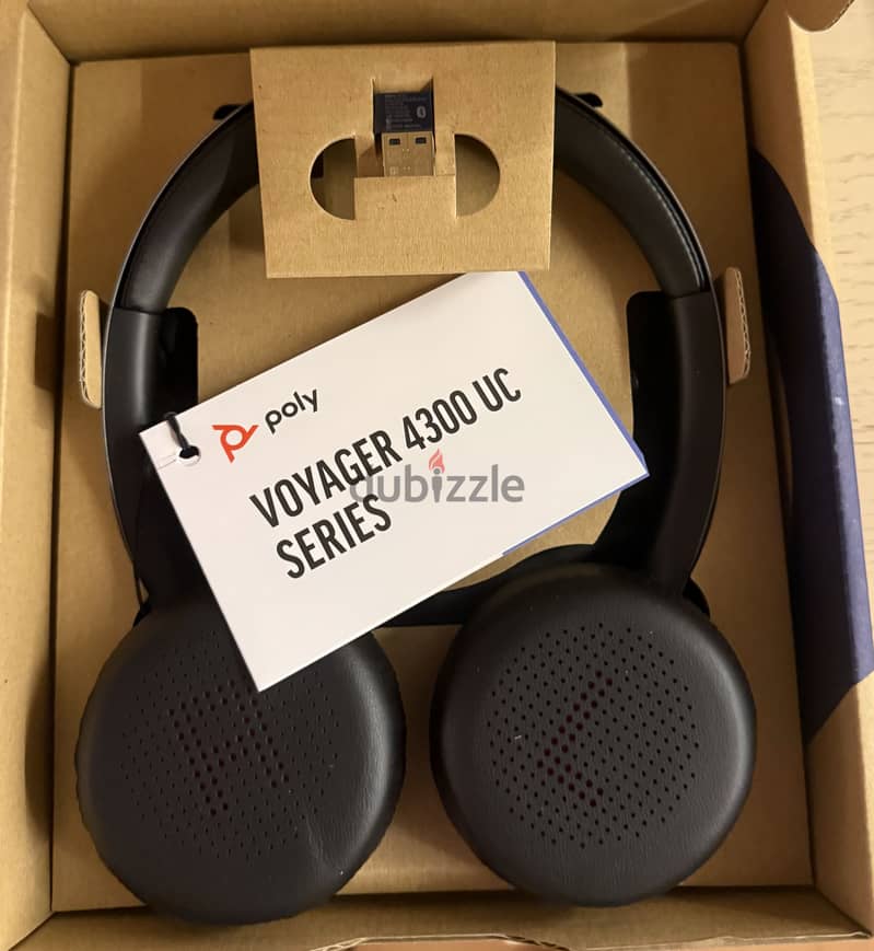 Poly Voyager 4300 UC headset 1