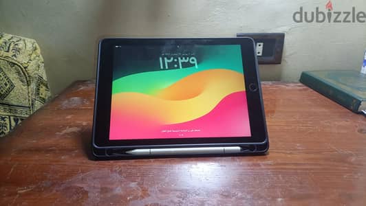 (قابل للتفاوض)للبيع iPad 6 128GB Space Grey مع قلم وجراب